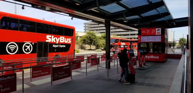 空港からスカイバスを利用しました。<br />ネットで購入してチケット（QRコード）をスマホにダウンロードしておくと便利です。チケットが無い場合は、セルフサービスキオスクか窓口で購入することになります。<br />オンライン料金は、大人片道：19.75ドル、往復：36.5ドル、子供（4-16歳）片道：5ドル、往復10ドル、家族割（大人1人、子供4人）もあります。<br />到着のサザンクロス駅からは、主なホテルへのシティーホテルシャトルも出ております。通常の所要時間は30分程です。<br />