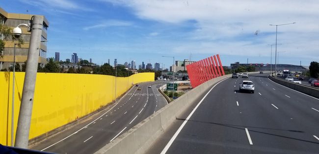 車内放送で英語、中国語のアナウンスが流れ、フリーウェイを使用してシティーに向かいます。<br />自分が乗った時間は道路は空いていました。