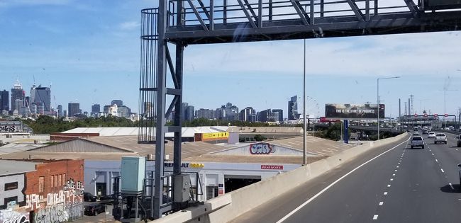 左手にシティーが見えてくるとフリーウェイをおります。