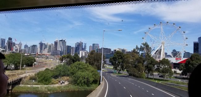 右手に観覧車が見えてきました。この下にはコストコ（コスコ）があります。