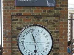 天文台の入口にグリニッジ平均時を表す時計。
1852年に造られたもので0.5秒単位で秒針が動いています。
