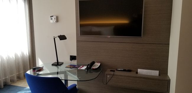 壁掛けのＴＶモニターの前にはデスクがありました。