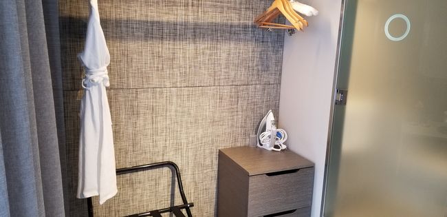 バスルームの横がクロゼットになっていました。