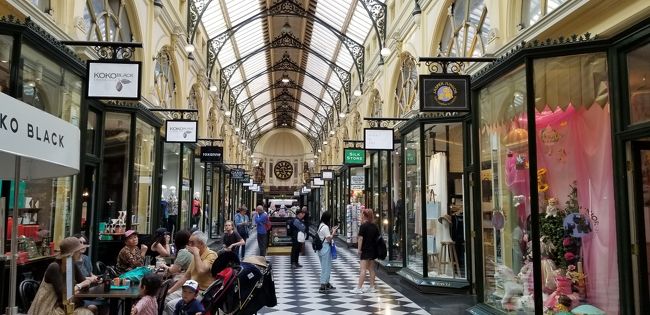 高級ブティックが並ぶコリンズストリートの中にあるブロックアーケードを覗いてみました。古きヨーロッパの雰囲気が感じられ、アーケードの中には宝石店、英国調ティールーム、チョコレート店、化粧品店など高級志向の一流店が集まっています。