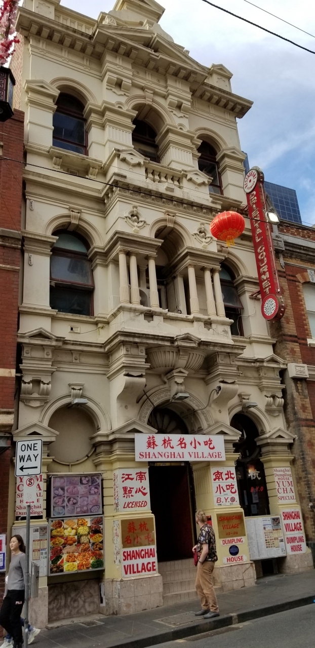 シャンハイビレッジです。どの料理も安価でメニューが多い店です。<br />営業時間は曜日により異なりますが、午前11時45分～午後15時、午後4時～午後9時30まで営業しています。木、金、土、日曜日は多少異なります。