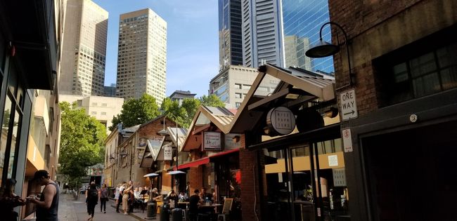 夕食は、リバプールストリートにある新ばしそば＆酒バーを訪れました。こちらもお手頃価格のレストランです。<br />そば以外にもお好み焼きや天ぷら等の日本食があります。<br />セットメニューでは、25ドルの新ばしスペシャルボックスがお得です。<br />営業時間は、午前11時30分～午後3時、午後5時30分～午後10時です。