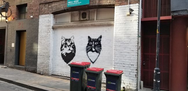 隣の建物にはこんなアートもありました。