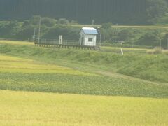 よく見ると、向こうに駅が。