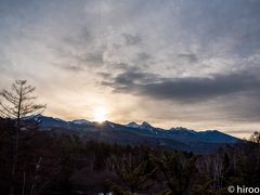 蓼科湖周辺のホテルのベランダから見た南八ヶ岳に登る朝日