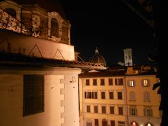 午後８時。ホテル Lorena のお部屋の窓からの景色。
ドゥオモのクーポラとジョットの鐘楼が見える～！(^^)/！