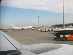 羽田ではバスに乗って沖止めされた飛行機に乗りました。