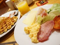 朝ご飯。
旅行中は昼は適当なので、朝はしっかり食べます。