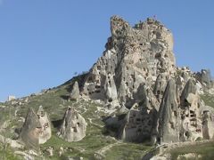 ゼルヴェの谷のキノコ岩はくり貫いて洞窟住居にしたり、教会にされていたが、このウチヒサルは言うなれば洞窟マンション。