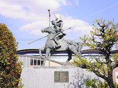 そして、先ほどの犬千代ルート案内のある地下鉄高畑駅とは別で、あおなみ線の荒子駅前には前田利家像があります。