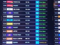 大げさではなく、一駅乗っただけで急に世界が変わる感じ。

再びスワンナプーム空港へ。

そうそう、最初にフライト確認しなきゃね。

で、・・・お！どうやらヴィエンチャン行きは飛ぶみたい。オッケー！！！見るとやはりキャンセルは各便出てる模様。取りあえずラオス行き決定