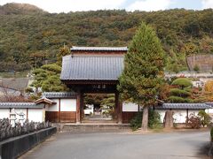 12：25　東光寺　とうこうじ　法蓋山　東光寺　甲府五山

創建は不明、かなり古いお寺で平安時代に源義光が再興したと伝わります。
鎌倉時代に再興されて東光寺と寺号変更し、戦国時代に武田信玄に庇護され　甲府五山の一つになります。
織田氏の侵攻で焼討。江戸時代は幕府から寺領の安堵を受けます。
