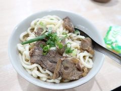 地下鉄で西門駅へ移動して、
牛肉麺を食べに『建宏牛肉麺』さんへ。

地元の人で賑わってます！
