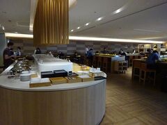 羽田空港10：05発のJAL29で香港に向かいます。
出国審査が済んだら、まずはJALサクララウンジで朝食をいただきます。