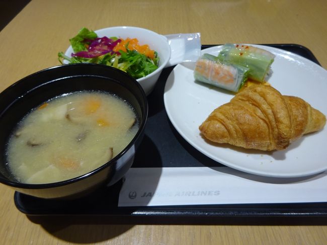 甘めの豚汁、メゾンカイザーのクロワッサン、生春巻き。