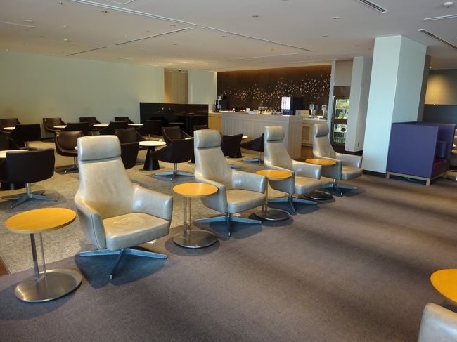 食後はゆったりとしたラウンジ５階でコーヒーを。