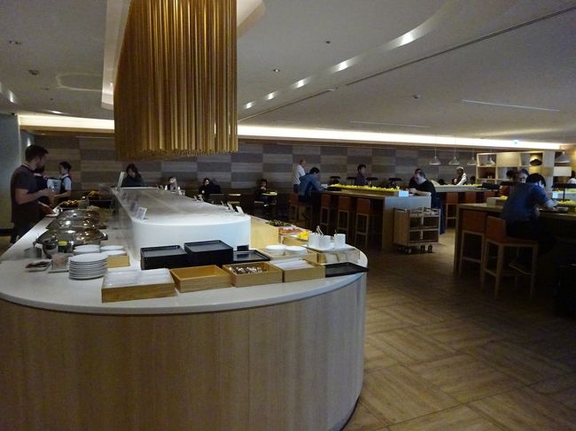 羽田空港10：05発のJAL29で香港に向かいます。<br />出国審査が済んだら、まずはJALサクララウンジで朝食をいただきます。