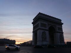 時間が大幅に余った為、今夜のカウントダウンの下見で凱旋門付近を散策しました。