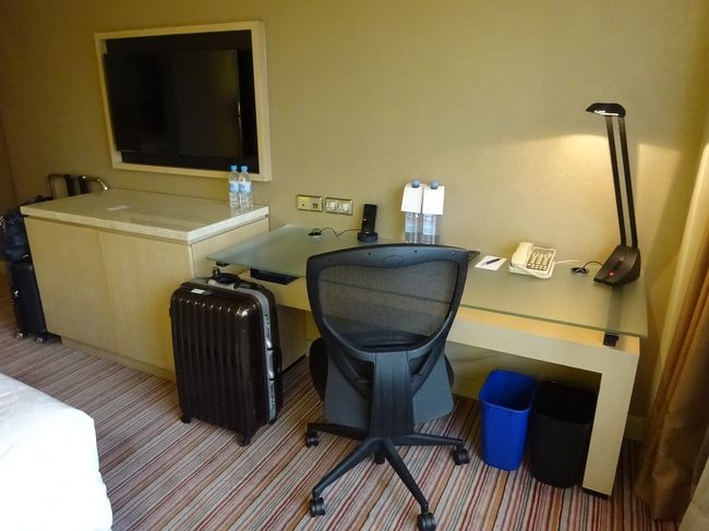 香港の中心街にしては広めのお部屋でした。