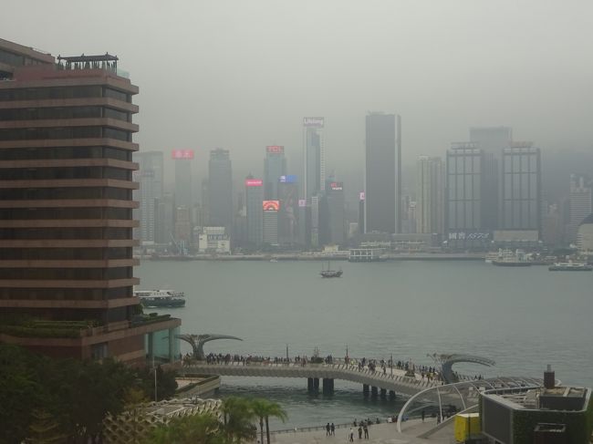部屋からはビクトリアハーバーの景色を見ることができます。<br />左のインターコンチネンタルホテルが少し邪魔なようですが、それほど問題ありませんでした。<br /><br />夕方からは香港グルメやナイトマーケットを楽しみに出かけます。<br />