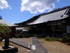 熊野速玉大社から神倉神社のほうへ歩いて行くと、途中に本広寺という寺があり、その山門前に新宮周防守屋敷跡という案内板が建っていた。
この寺の境内が、南北朝時代に熊野地方を治めていた七上綱の一人、新宮周防守行栄の屋敷であったそうだ。
行栄は、源頼朝の叔父である新宮十郎行家の子孫と云われているそうなので、ここは河内源氏所縁の地と言うことになる。