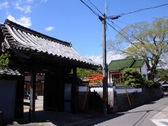 本広寺の少し先には、全龍寺と言う寺があり、ここにも堀内氏屋敷跡と書かれた案内板があった。
堀内氏は、戦国時代にこの地に勢力を張っていた豪族で、堀内氏善が豊臣秀吉の代官として熊野に勢力を誇ったが、関ヶ原の戦いで西軍に加担したため没落したとのこと。
当時は、堀を巡らした平城のようなものだったらしい。