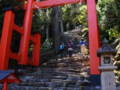 そして、１５分ほどで神倉神社の鳥居の前に着いた。
その鳥居の先には、急な石段が続いている。
石段は５３８段もあり、これを登り切らないと神倉神社には参拝できない。
想定外のことだったが、気を入れなおして登ることにした。
