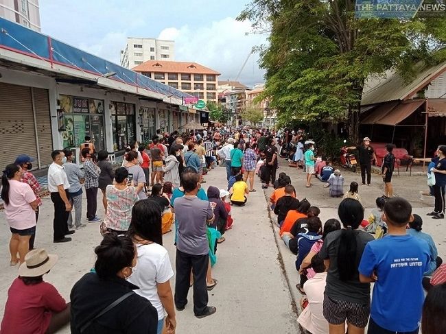 2020年4月18日の朝<br />パタヤ南部のジョムティエンにあるロンポー市場を運営するタイ人のSomsak Srikramさんとその家族は、人々を助けようと私財50万バーツを予算として、困っている人に200バーツの現金と食事と飲み物を無償で配るチャリティー活動を行いました。