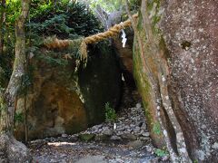 神倉神社の建つ神倉山は、熊野三所権現が最初に降臨した場所と云われるほか、神武天皇が登ったという天磐盾であるとも云われている。
また、ゴトビキ岩の近くからは経塚も発見されていて、平安時代の経筒が多数発掘されたそうだ。
さらに、弥生時代の銅鐸片なども見つかっているそうなので、遥か昔から信仰の対象として崇められてきた場所なのだろう。
近くには、祭祀跡のような場所もあった。