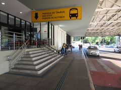 フォス・ド・イグアス空港のバス乗場から路線バスで近距離バスターミナル（TTU）まで移動。翌日乗るアルゼンチン、プエルト・イグアス行きのバス乗場を確認、スーパーマーケットで食料を買い出しし、予約済みの宿のCLH Suites Foz do Iguacuへ。