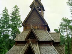 6月23日（月）
ノルウェー民俗博物館
ノルウェーの古い木造家屋を移築した野外博物館です。この写真は1200年建造のゴル・スターブ教会。