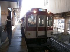  津新町駅に戻りました。津の中心へは津駅よりこちらの方が近いようです。当駅始発の普通列車に乗車します。