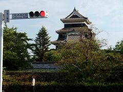 松本城です。
実は、お城に入れる時間を過ぎていて…。
16時半で閉まってしまうようです。残念。
リベンジですね。
