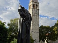 Gregory of Nin
Grgur Ninski
グングール・ニンスキの像

高台にあるアパートメントから約10分、坂道を降りて行って、スプリトの城壁の北側の入り口(金の門)にある鐘楼とこの像。もともと、この像は1929年9月にディオクレティアヌス宮殿のペリスタイル広場に建てられた後、1941年、この像はイタリアの占領軍によって都市の外に移動されました。 