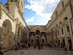 ディオクレティオヌス宮殿(Diocletian's Palace)の中心、ペリスティル広場(Peristil)。このあたりが、皇帝の私邸だったところ。
ペリスティルとは列柱のこと。コリント式の列柱が広場の東西に12本ずつ建ち並び、古代ローマ時代にタイムスリップしたかのような建造物に囲まれた広場です。
左手に昔はディオクレティオヌスの霊廟だった、聖ドムニウス大聖堂(Katedrala Sv. Dujma)とその鐘楼。正面が、地下宮殿に続く。右手には、昔は、ユピテル神殿(ジュピターの神殿)、今は洗礼室がある。

広場に中央に古代ローマの恰好をした騎士がいる。観光地のどこにでもいる近寄ってはいけない輩。（写真を一緒にとるとお金を請求されるやつ。）