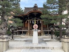 数年前に日本最古の天球儀を見たくて訪れた大将軍八神社（これは天地明察で有名なやつ）。でも年2回しか公開していないからもうダメ元。宮司さんに「すごく見たいです！」と熱意を込めてお願いしたら特別に方徳殿に入れてくれたのです！もう貸し切り！天球儀にも宮司さんにも感動しました。そのお礼を言いたくて再訪。神様にじっくり感謝を伝えてきました。
御朱印帳もお守りも星をモチーフにしていてとても可愛いのです。

★大将軍八神社
現在　14:40