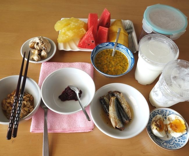 19日　昼食<br />納豆　イワシ缶　ゆで卵　黒ニンニク<br />果物（パイナップル　スイカ　マンゴー　パッションフルーツ）