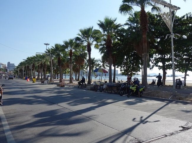 19日　16：08<br />砂浜での散歩は禁止、違反者は10万バーツと張り紙があります。