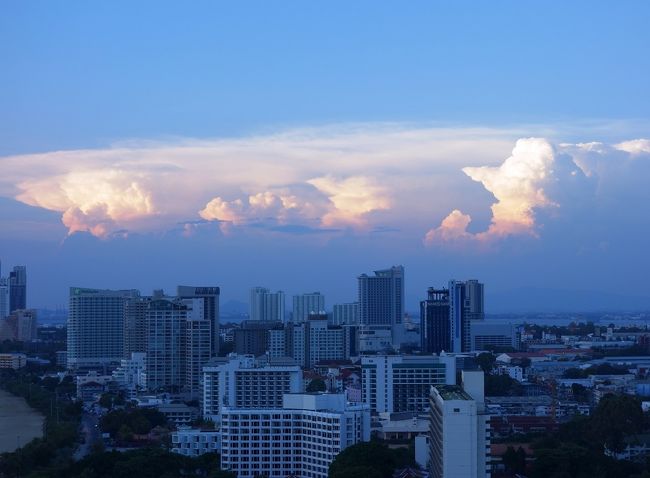 19日　18：11<br />からりと晴れた夕方に入道雲が現れた。