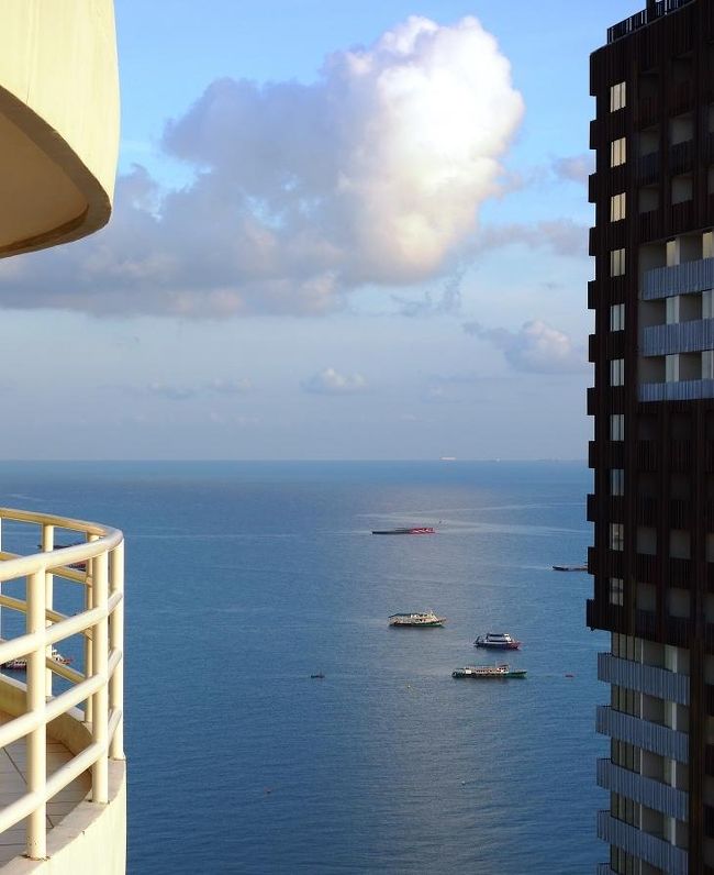 20日　6：30　海に光が上部の雲のせいか？