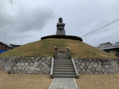 豊国神社のほぼ目の前にかの有名な耳塚がありました。気持ちのいいものではないけど見ておきましょう。隣の耳塚公園っていうネーミングがシュールだった。
時刻は10時、そろそろ大阪に向かいます。七条駅まで距離がある…京都の東側は観光名所は連続してあるのに微妙に距離がある。平安神宮から京都駅くらいまでの範囲なら自転車が一番便利かもしれない。
