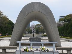 「広島平和都市記念碑」献花台の前に建つとちょうど原爆ドームが見えるようになっています。