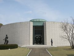 続いて伺ったのは「ひろしま美術館」
1978（昭和53）年開館。創業100周年を迎えた広島銀行が、地域とともに歩んだ歴史の記念事業として設立とのこと。

以下 ひろしま美術館のHPより
美術館の本館は、「愛とやすらぎ」をテーマに掲げ、ひろしま原爆ドームをイメージした丸いドーム型の展示室になっています。
そして本館を取り巻く回廊は、厳島神社の回廊をイメージして造られました。いずれも世界遺産でもあり、広島を代表する建物をモティーフにしています。