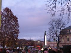 シュツットガルトに着きました。宮殿広場が見えています。
人気のマーケットで土曜日なので、この辺りから人がいっぱいです。