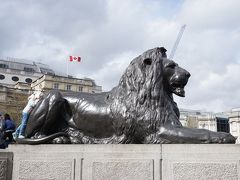 ライオンちゃんともお別れです。
さすがに背中には乗りませんでしたが、ぴとっとくっついてみる。