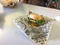 ワイキキに戻り、お昼はテディーズビガーバーガー(TEDDY'S BIGGER BURGERS)へ。（東京や横浜にもお店があるけど、発祥地のハワイのものを子ども達が食べてみたいということで）
